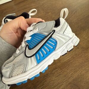 Nike Kids Silver and Blue Sneakers - Vomero 5